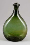 Plattflasche18. Jh. Grünes, blasiges Glas. Leicht hochgestochener Boden. H. 21,5 cm. - Zustand: