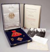 Das Große Verdienstkreuz mit Stern und Schulterband des Verdienstordens der