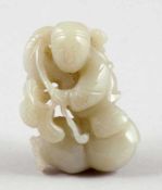 Jadeschnitzerei als Kind mit FrüchtenChina, 19. Jahrhundert. Jade. L. 6,5 cm. Gew. 60 g.