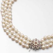 Dreireihiges Perlen-Collier mit blütenförmiger Schließe750/- Weißgold, gestempelt. Gewicht: ca.