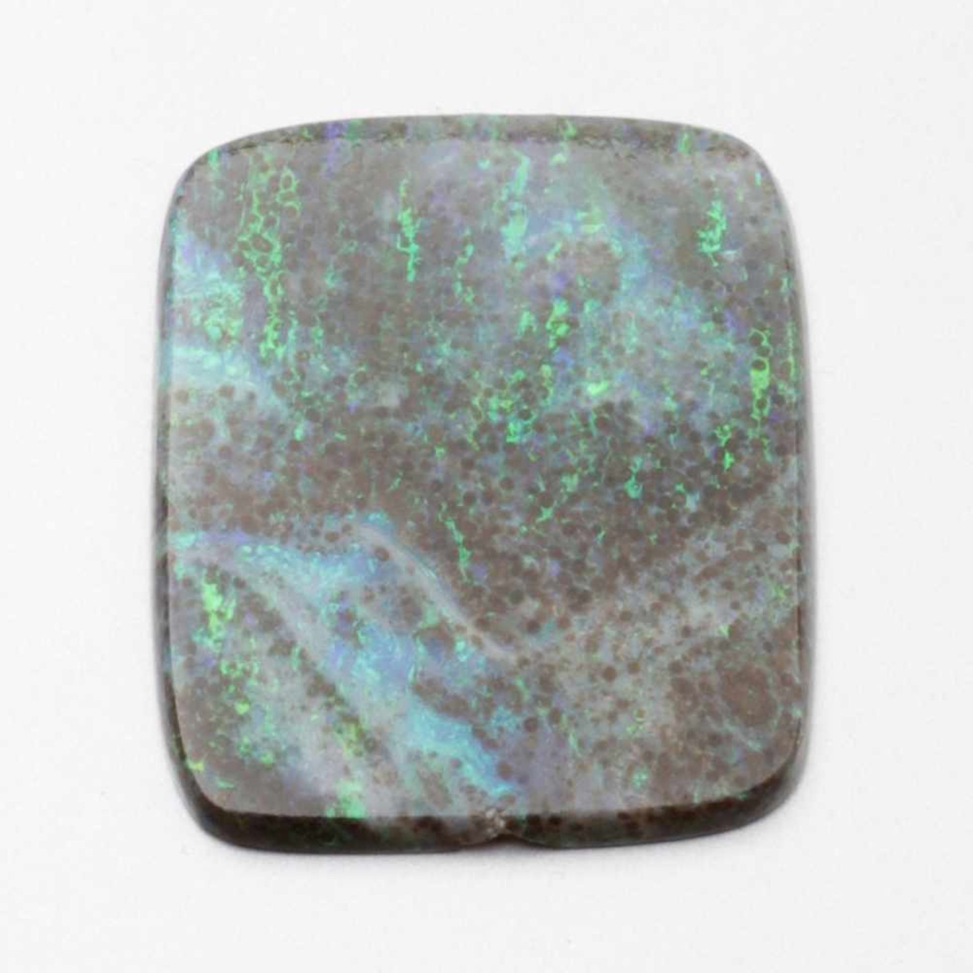 Opal-Scheibe1 Opal. Gewicht: 6,1g. Maße: 3,38 x 2,86 x 0,34cm. Unterseitig ein Chip.