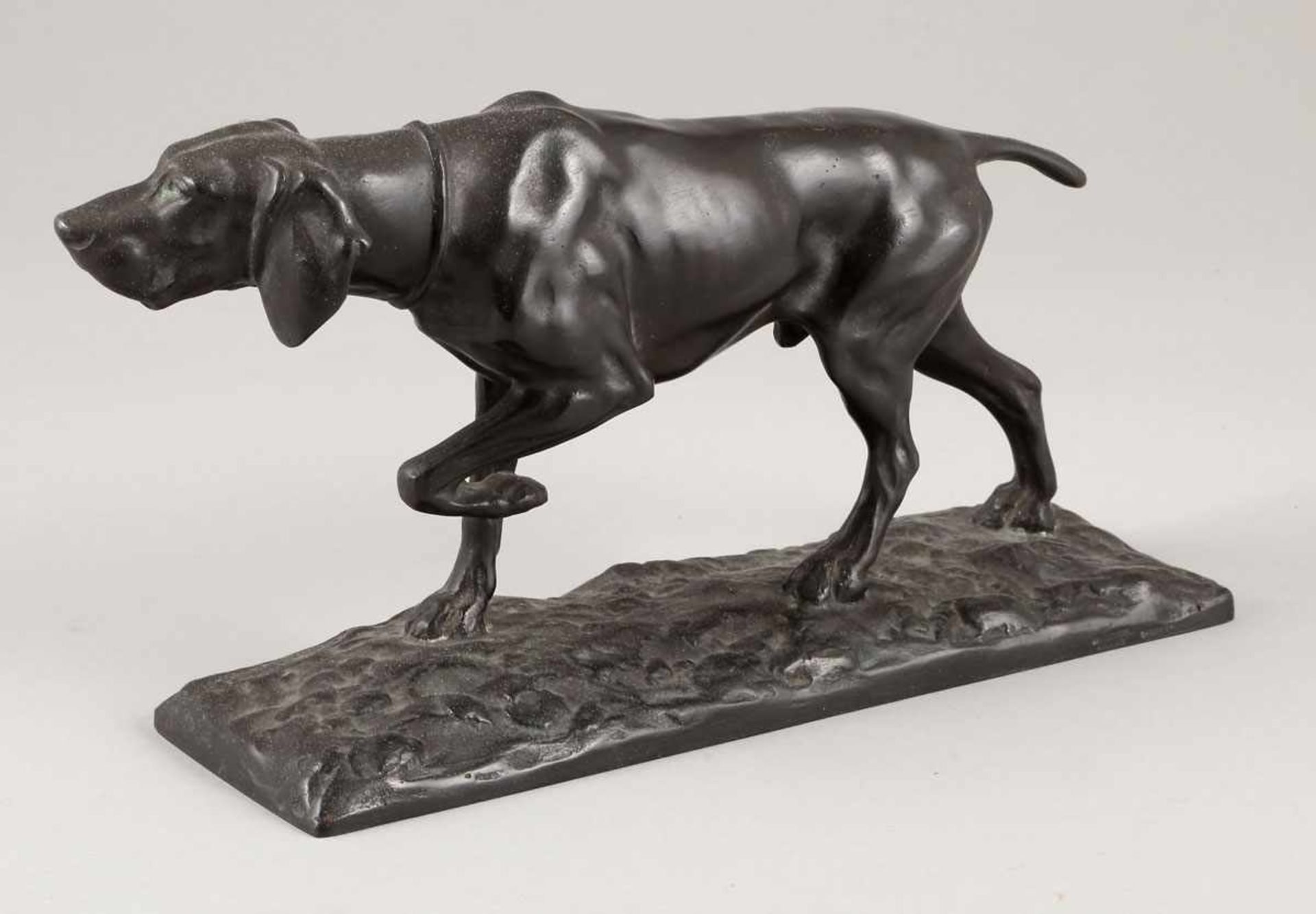 Oskar Pflug1858 - 1937 - Jagdhund - Bronze. Schwarzbraun patiniert. H. 14,7 cm. Auf der