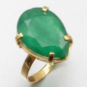 Jade-Ring im Tropfenschliff750/- Gelbgold, gestempelt. Gewicht: 5,1g. 1 Jade im Tropfenschliff ca.