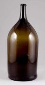 Große ZylinderflascheSüdfrankreich, 19. Jh. Olivgrünes, leicht bräunliches Glas. Abriss. H. 55,5 cm.