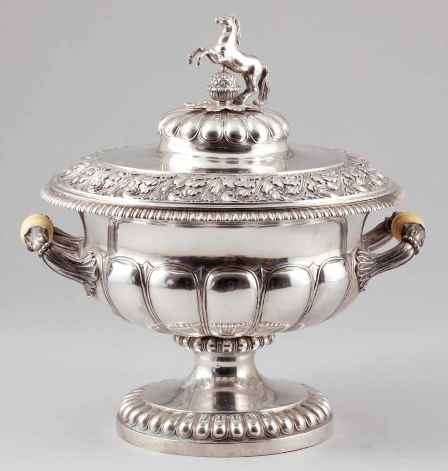 Hochbedeutende DeckelterrineGeorg Julius Friedrich Knauer/Hannover, um 1842. 800er Silber. Punzen: