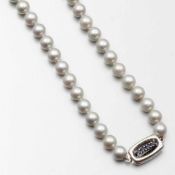 Graue Perlen-Kette585/- Weißgold, gestempelt. Gewicht: ca. 38,7g. 51 graue Perlen (D. 0,79cm). 8