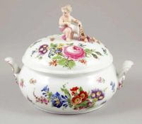 Runde Deckelterrine mit Putto mit FüllhornKönigliche Porzellan Manufaktur, Meissen 1774-1817. -