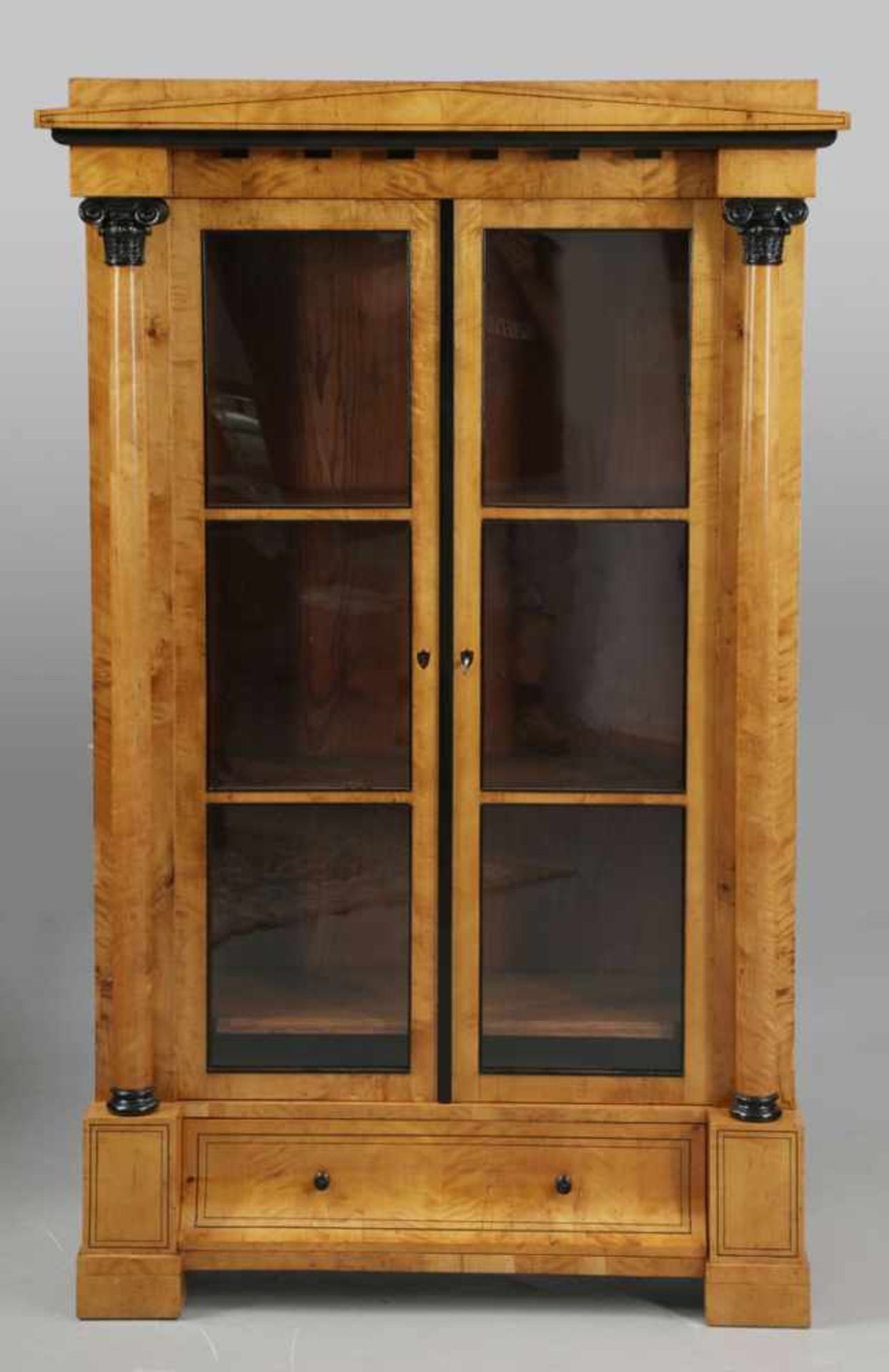 Biedermeier VitrineNorddeutschland, um 1820. Birke. 174 x 110 x 48 cm. Rest. Auf vier Klotzfüßen.