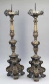 Paar KirchenleuchterFrankreich, 19. Jh. Holz, gefasst. H. 83 cm. Rest.bed. Auf drei ausgestellten
