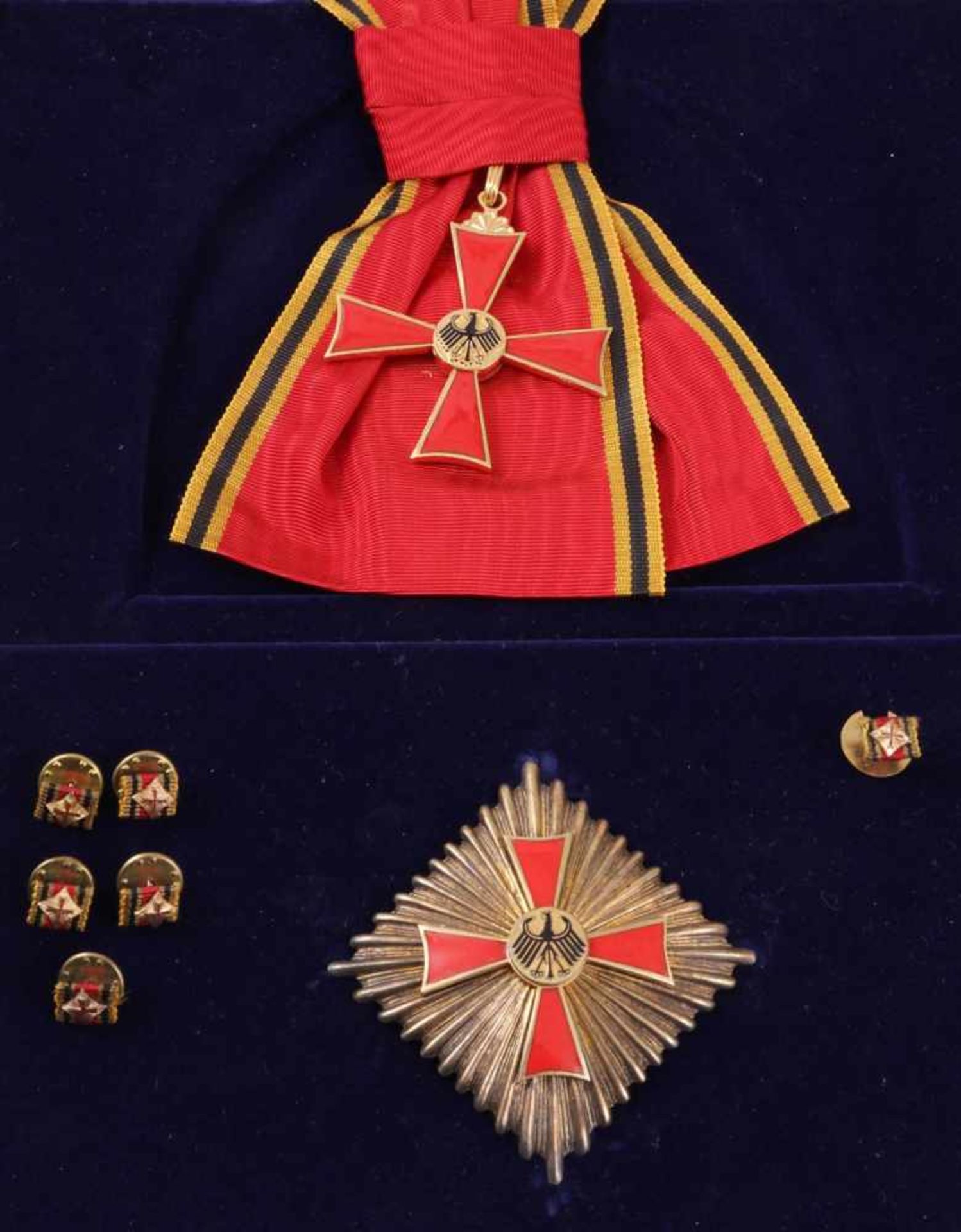 Das Große Verdienstkreuz mit Stern und Schulterband des Verdienstordens der - Image 2 of 2