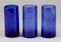 3 zylindrische Vorratsgläser19. Jh. Kobaltblaues Glas. Abriss. H. 17 cm bis 17,5 cm.