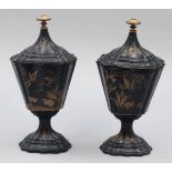 Paar DeckelvasenWohl China, 19. Jahrhundert. Zink. Schwarz und gold bemalt. H. 33 cm. - Zustand: