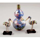 Vase als DoppelkürbisChina. Cloisonné. H. 16 cm. - Zustand: Gut. Landschaftsdekor mit Kranichen