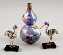 Vase als DoppelkürbisChina. Cloisonné. H. 16 cm. - Zustand: Gut. Landschaftsdekor mit Kranichen