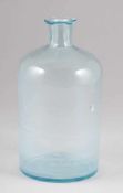 ZylinderflascheMitte 19. Jh. Hellblaues Glas. Abriss. H. 25,5 cm. - Zustand: Wandung mit inliegendem
