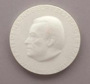 MedailleKönigliche Porzellan Manufaktur (KPM), Berlin 1971. - Friedens-Nobelpreisträger 1971 Willy