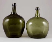 2 abgeflachte KugelflaschenAnfang 19. Jh. Grünes Glas, Formnähte. Abriss. H. 31 cm und H. 35 cm. -