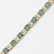Smaragd-Armband585/- Gelbgold, gestempelt. Gewicht: 13g. 22 Smaragde im Ovalschliff zus. ca. 3,