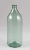 Zylinderflasche19. Jh. Hellgrünes Glas, mit hochgestochenem Boden. Abriss. H. 22,5 cm.