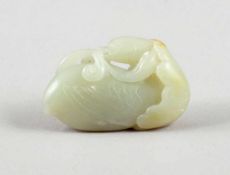 Jadeschnitzerei als EnteChina, 19. Jahrhundert. Jade. L. 5,5 cm. Gew. 32 g.