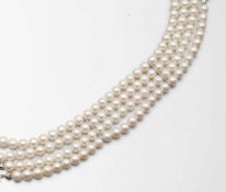 Vierreihiges Perlen-Armband750/- Weißgold, gestempelt. Gewicht: 37,8g. Punzierung: JKa. 116