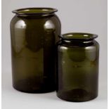 2 unterschiedliche Bindegläser19. Jh. Grünes Glas, mit leicht hochgewölbtem Boden. H. 22 cm, H. 29