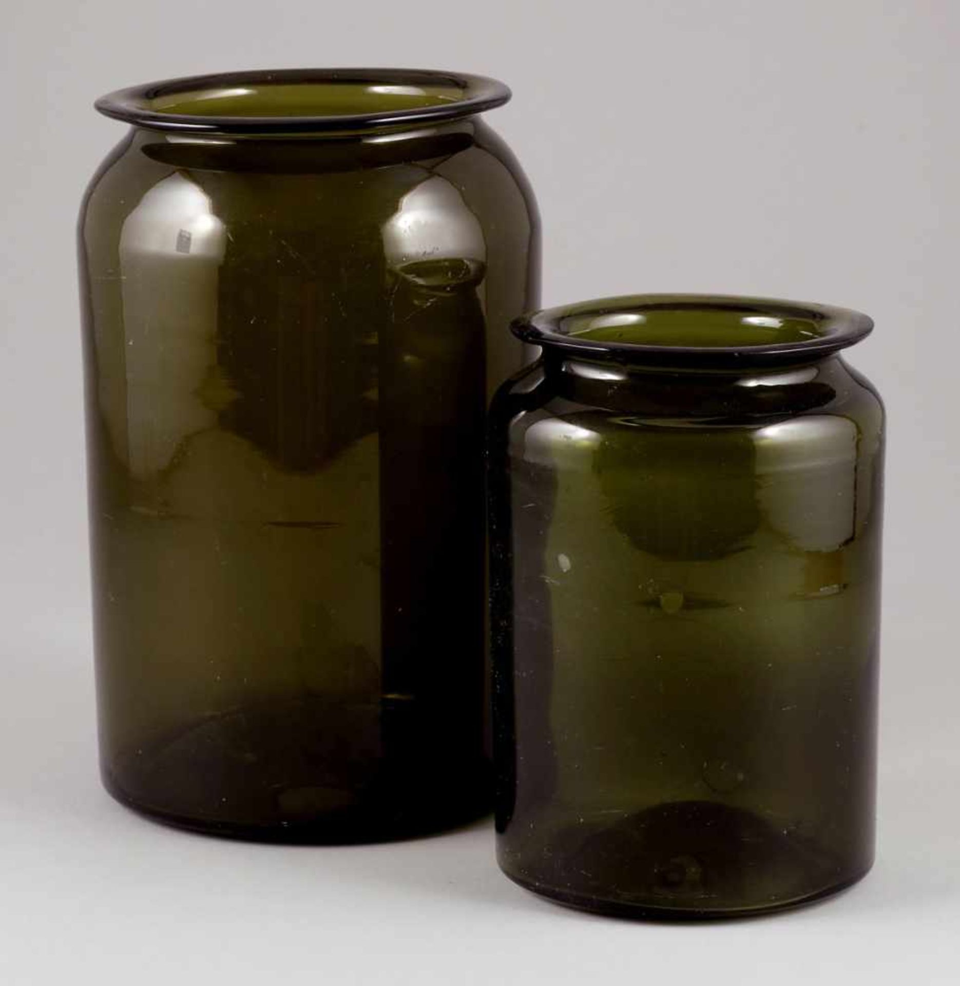 2 unterschiedliche Bindegläser19. Jh. Grünes Glas, mit leicht hochgewölbtem Boden. H. 22 cm, H. 29