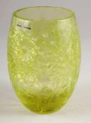 Vase BucoliqueLalique, Wingen-sur-Moder. Hellgrünes Glas, formgepresst, z. T. mattiert. Unter dem