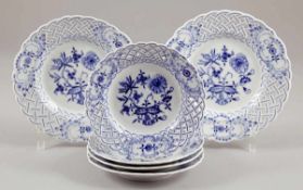 4 und 2 DurchbruchtellerStaatliche Porzellan Manufaktur, Meissen 1972-1980. - Zwiebelmuster -