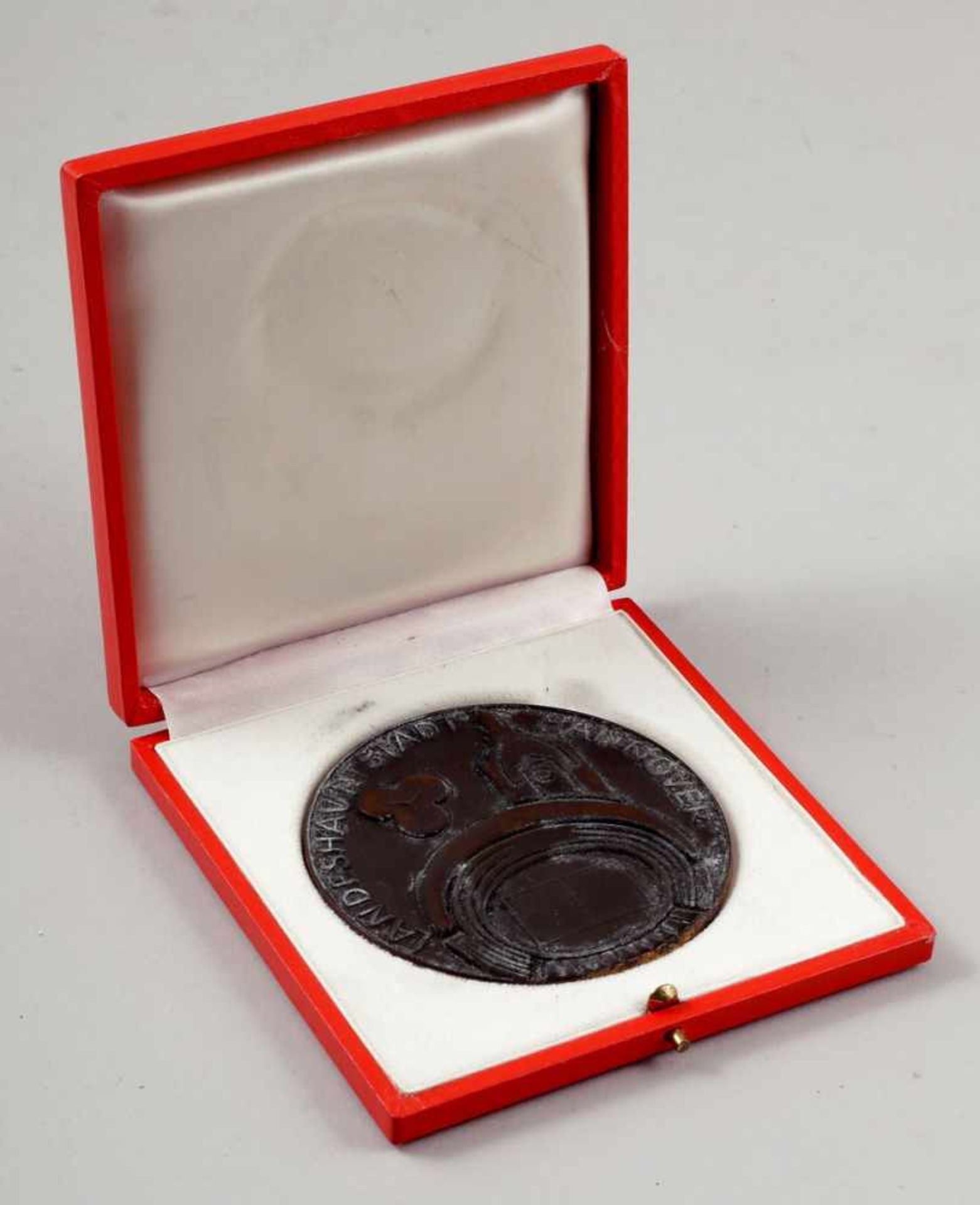 Medaille Landeshauptstadt HannoverBronze. D. 8,5 cm. Etui. Verso.: Fußball Weltmeisterschaft 1974. -