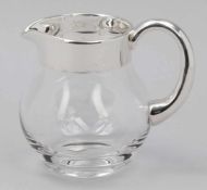Wasserkrug / Water JugSilber. Glas. H. 15,5 cm. Liter 0,5. Der Glaskorpus ist mit einer