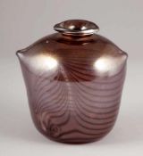 Vase mit ausgezogenen NasenGlashütte Valentin Eisch, Frauenau 1980. Rötviolettes Glas mit dunklen,