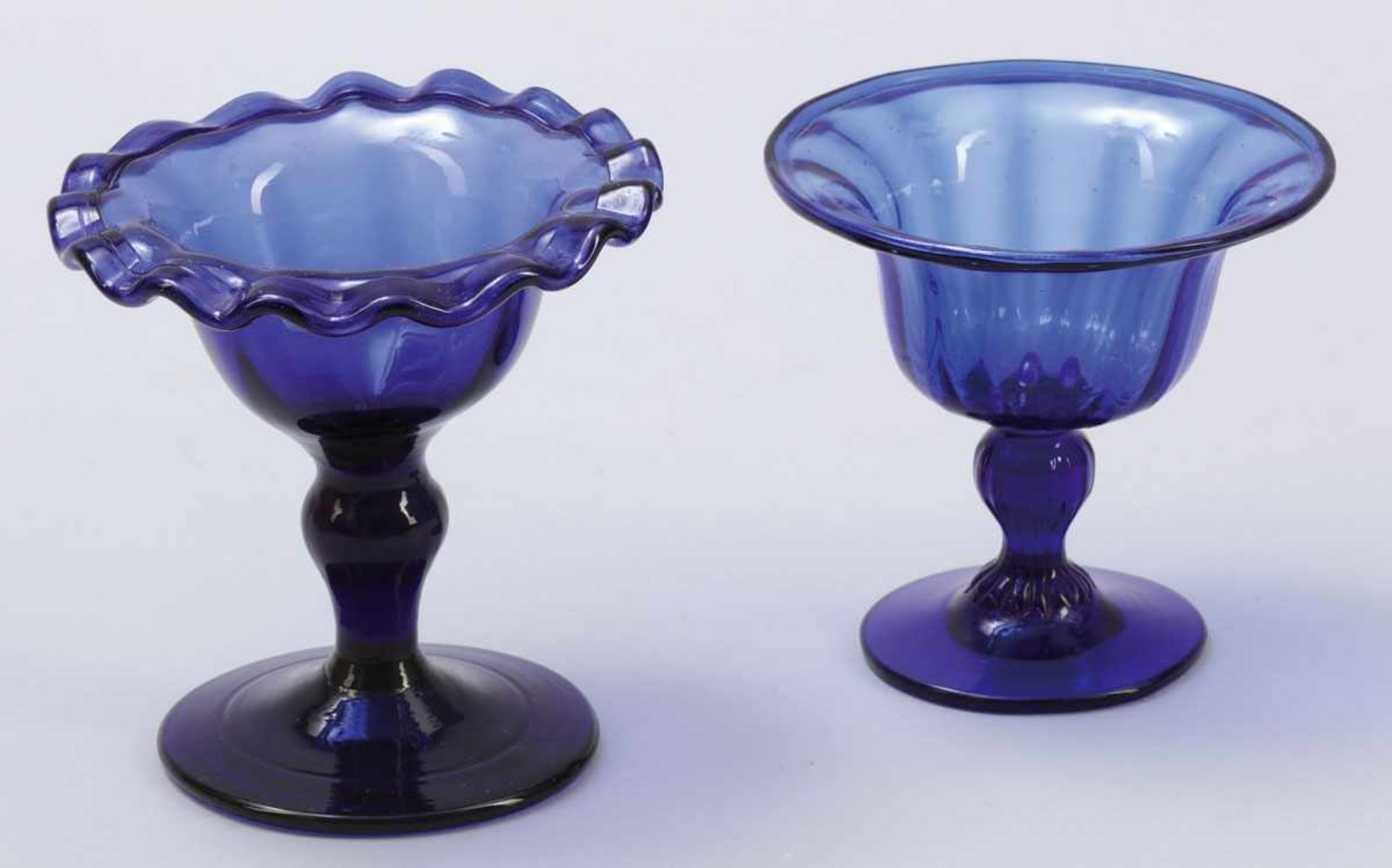 2 Biedermeier FußschalenNorddeutsch, Anfang 19. Jh. Blaues Glas, mit umgelegtem Lippenrand. Eine