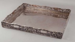 Gläsertablett800er Silber. Punzen: Herst.-Marke, 800, Halbmond/Krone. 4,5 x 39 x 33 cm. Gew.: 1680