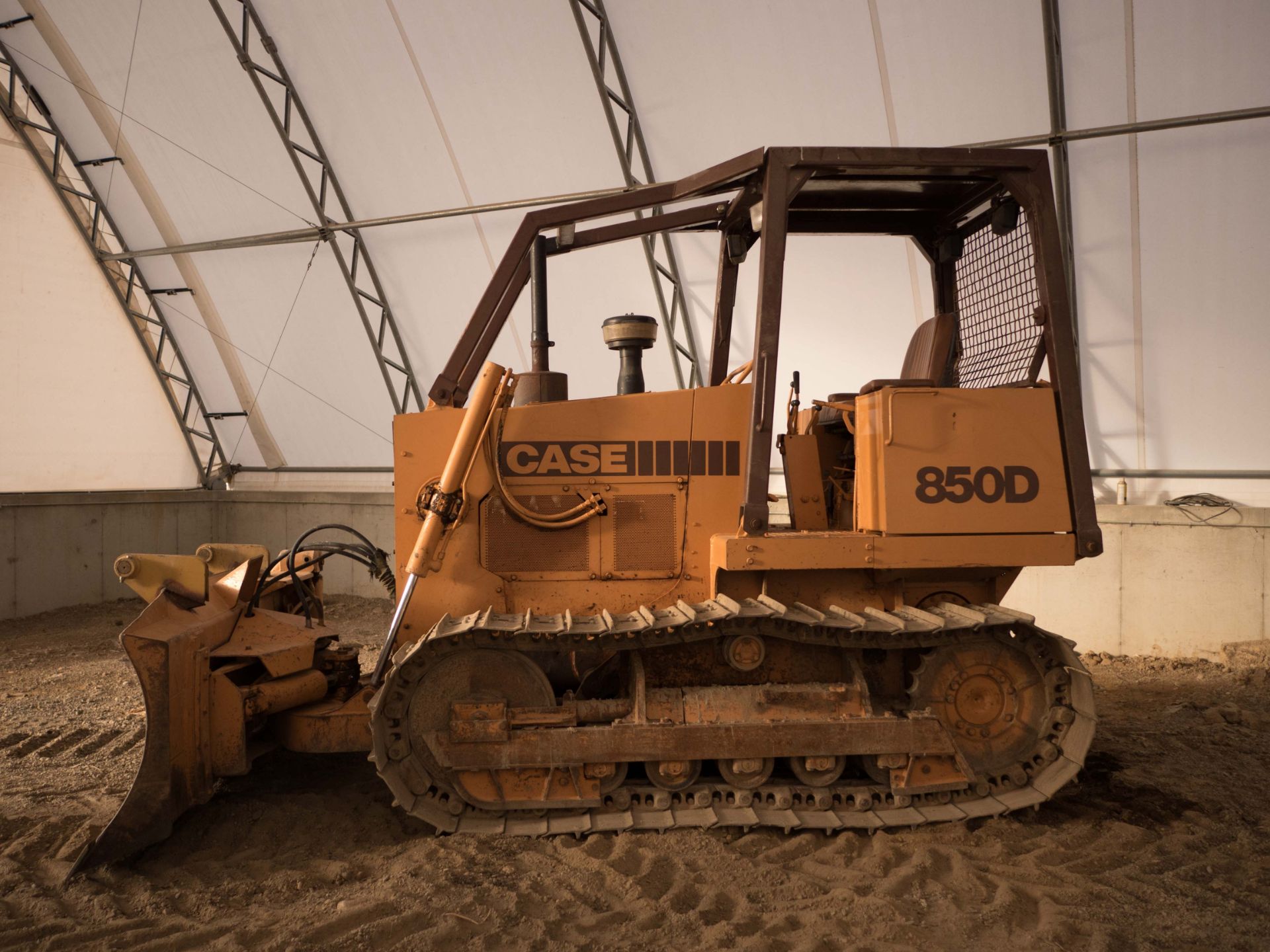 Case 850D dozer w/ root rake, 4639 hrs. (not accurate), 6 way blade, 60% undercarriage, roll