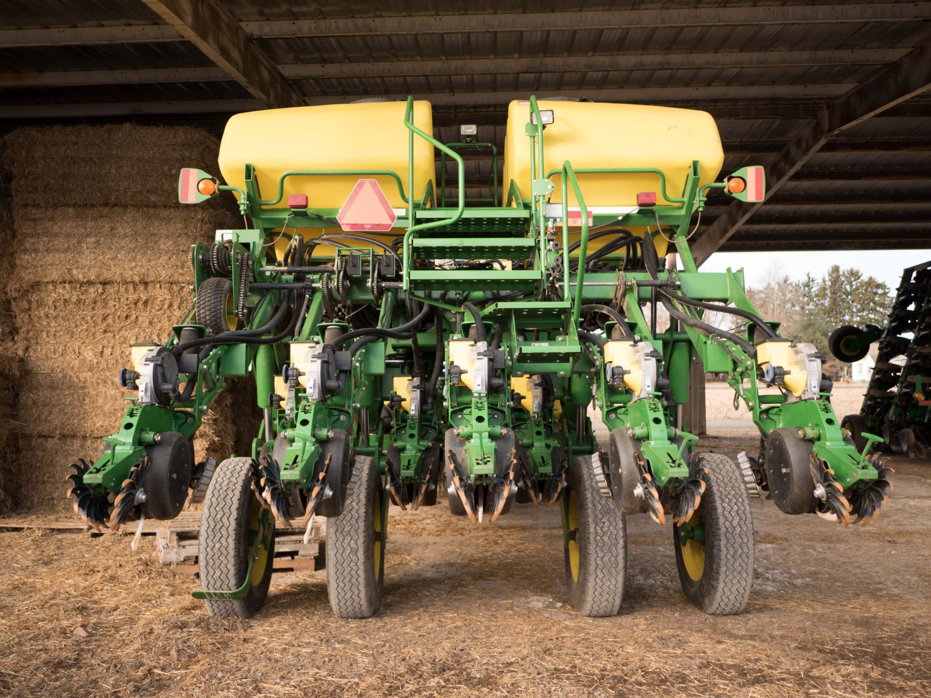 2010 JD 1790 CCS 16/32 planter, pneumatic down force, soybean plates, no-till coulters & trash - Image 5 of 7