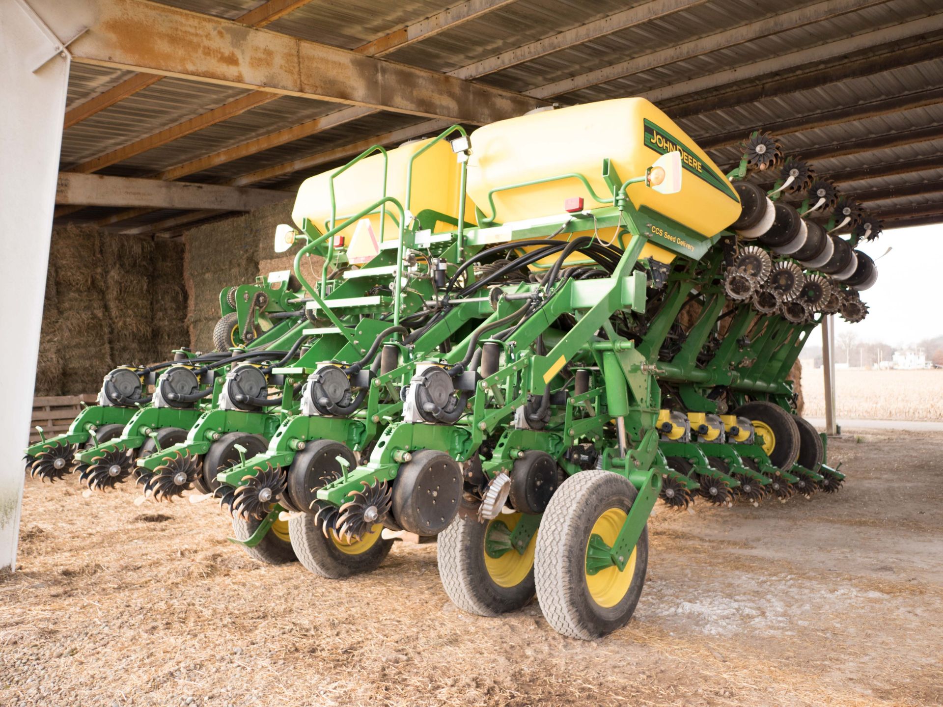 2010 JD 1790 CCS 16/32 planter, pneumatic down force, soybean plates, no-till coulters & trash - Image 3 of 7