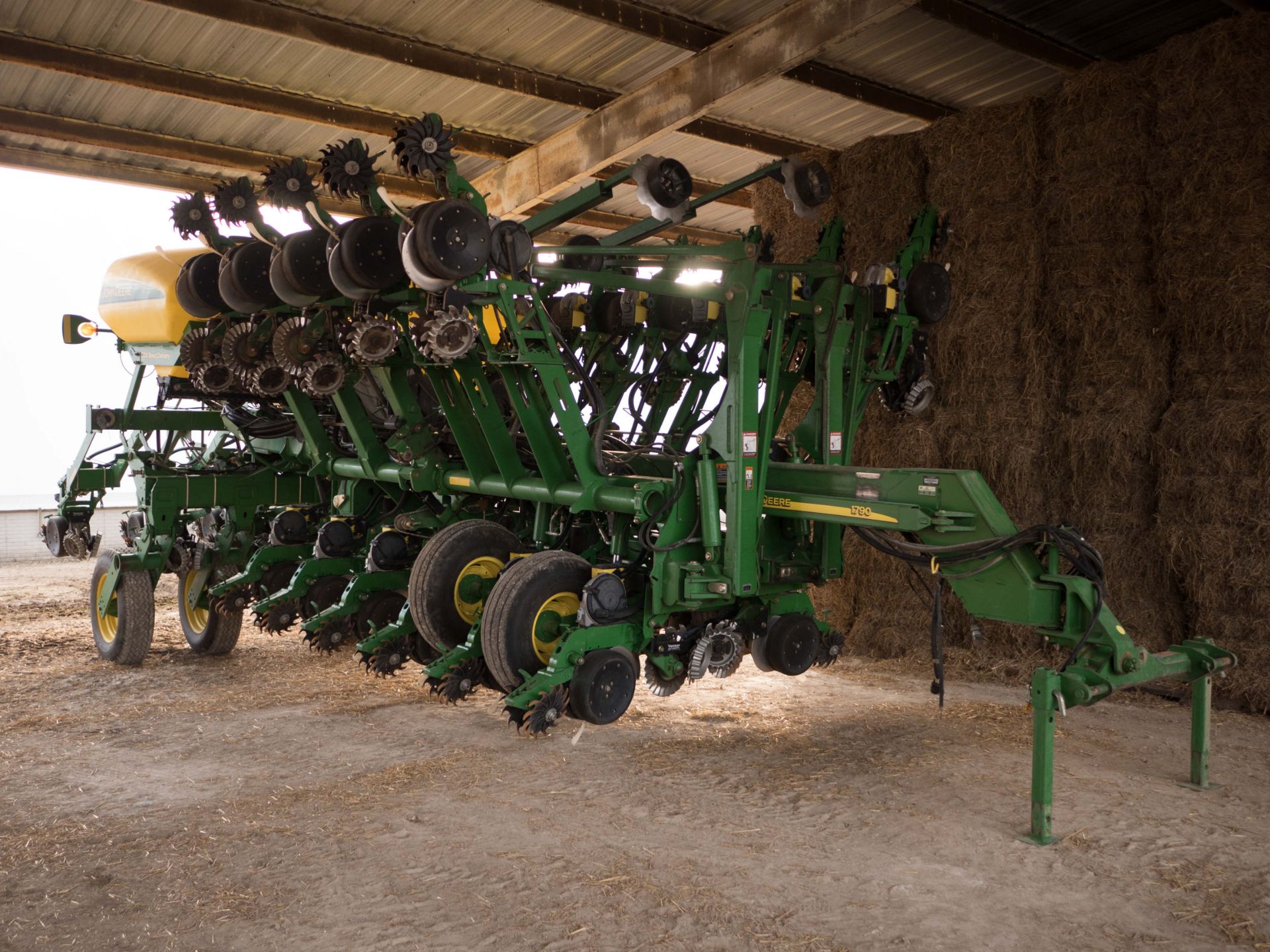 2010 JD 1790 CCS 16/32 planter, pneumatic down force, soybean plates, no-till coulters & trash