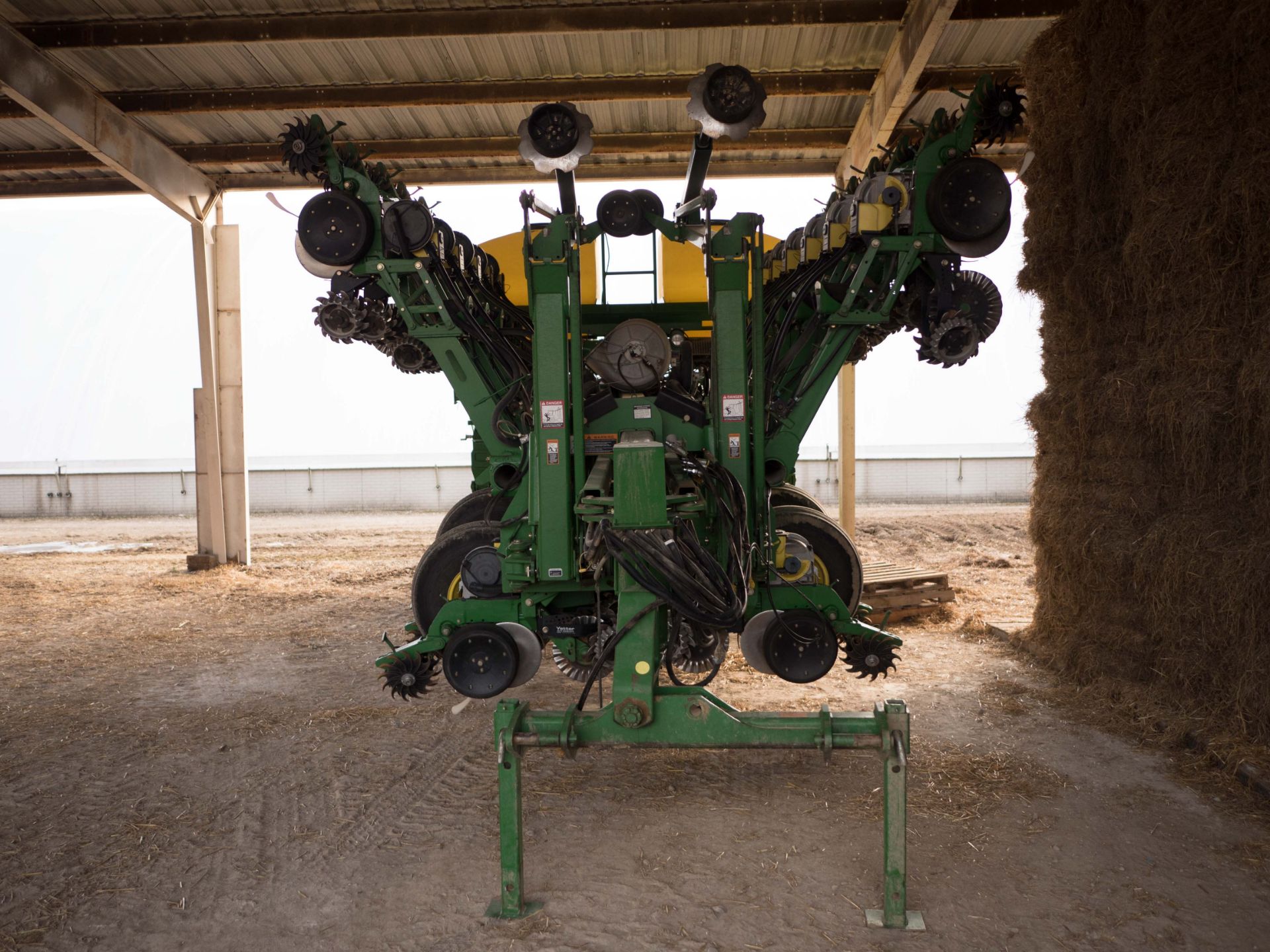 2010 JD 1790 CCS 16/32 planter, pneumatic down force, soybean plates, no-till coulters & trash - Image 7 of 7