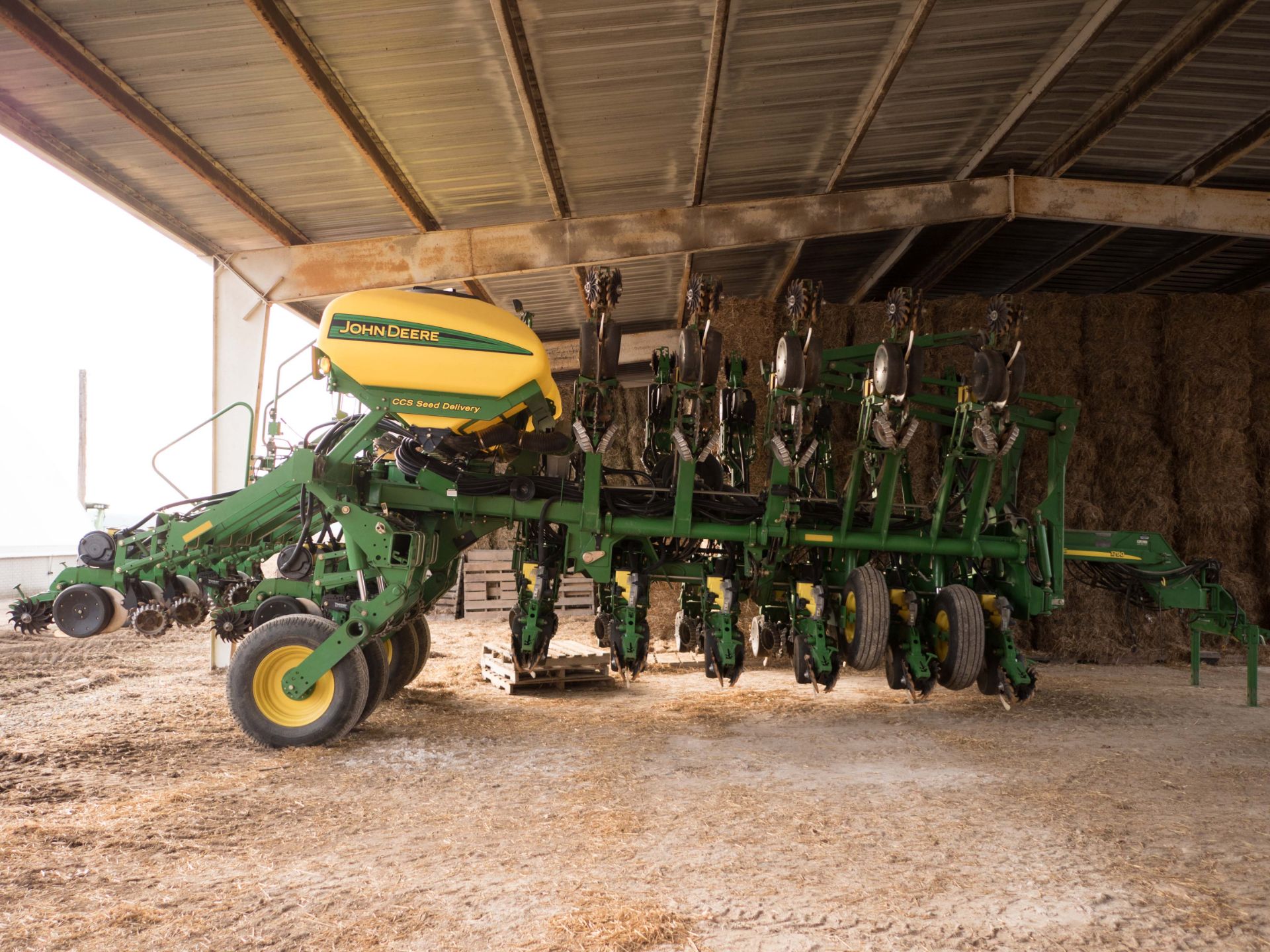 2010 JD 1790 CCS 16/32 planter, pneumatic down force, soybean plates, no-till coulters & trash - Image 2 of 7