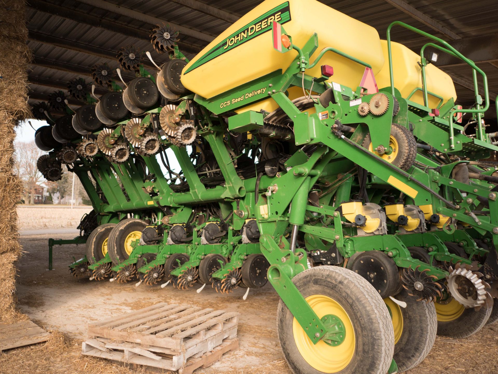 2010 JD 1790 CCS 16/32 planter, pneumatic down force, soybean plates, no-till coulters & trash - Image 6 of 7