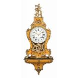 Louis XV Pendule mit Wandkonsole Frankreich um 1800. Holz, gefasst, polychrom bemalt, und Bronze,