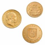 Zwei Goldmünzen und eine Medaille Feingold. Eine 1-Dukat-Münze mit dem Profil Kaiser Franz Joseph