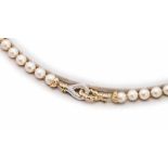 Perlenkette mit Brillantverschluss Deutsch 2000er Jahre. GG/WG 18 Kt. Alternierend champagnerfarbene