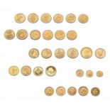 Sammlung von 30 Goldmünzen Feingold. Eine 20-Francs-Münze Empire Français 1865, eine 20-Francs-Münze