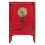 Rotlackschrank China, späte Qing-Dynastie. Holz, rot lackiert, und Messing. Vier Stollenbeine und