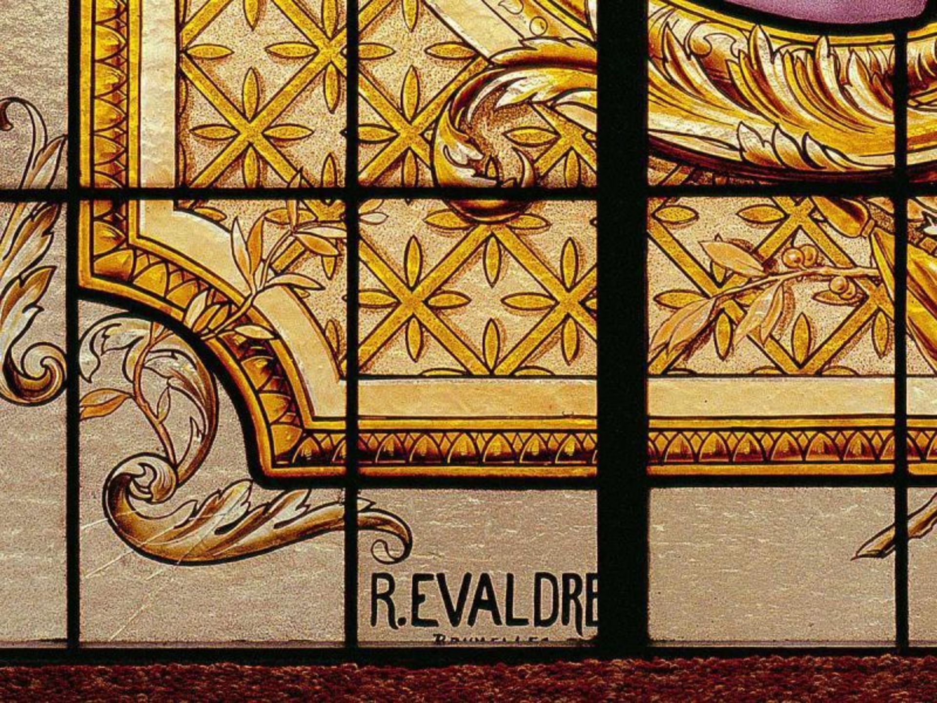 Évaldre, Raphaël 1862 Lille - 1938 Uccle.Museales Jugendstilfenster. Belgien um 1900. Farbloses - Image 3 of 3