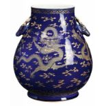 Große kobaltblaue Balustervase China 20. Jh. Porzellan, kobaltblau bemalt, und goldstaffiert.