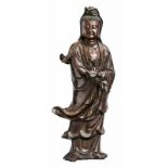 Große Figur einer stehenden Guanyin China, Qing-Dynastie oder später. Bronze, braun patiniert und