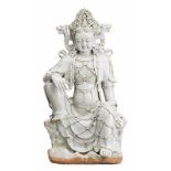 Figur eines Wasser-Mond-Guanyin China, späte Qing-Dynastie. Heller Scherben, weiß glasiert. Gottheit